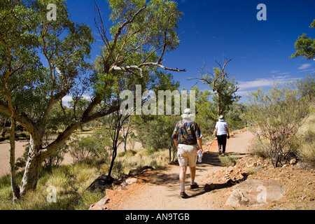 Les touristes à Simpson Gap dans Madonnell s de l'Ouest de montagnes au centre rouge Australie Banque D'Images