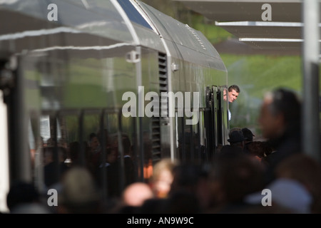 Conducteur de train italien retardée à la fenêtre de la plate-forme de chanta Banque D'Images