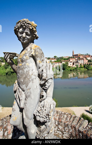 Aperçu de la rivière Le Tarn et Albi des jardins du Palais de la Berbie, Albi, France Banque D'Images