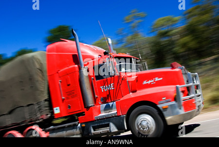 Chariot sur une grande autoroute de l'ouest de Sydney à Adelaide Australie Nouvelle Galles du Sud Banque D'Images