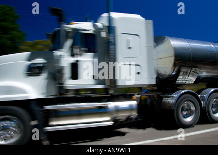 Chariot sur la grande autoroute de l'ouest de Sydney à Adelaide Australie Nouvelle Galles du Sud Banque D'Images