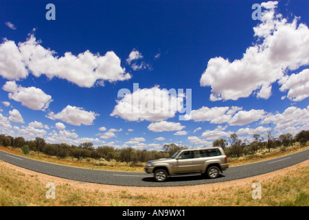 Quatre roues motrices véhicule sur route dans le centre rouge Australie Territoire du Nord Banque D'Images