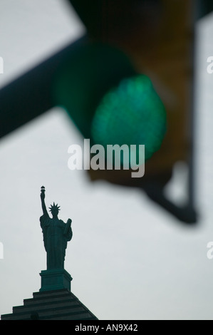 Signal de trafic et miniature de la statue de la liberté sur Liberty Bank Building Buffalo New York Banque D'Images