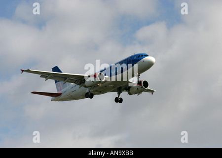 Avions commerciaux entrée en terre à l'aéroport d'Heathrow Banque D'Images