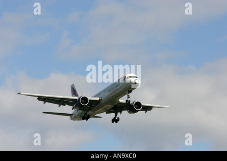 Avions commerciaux entrée en terre à l'aéroport d'Heathrow Banque D'Images