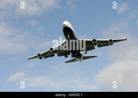 Avions commerciaux entrée en terre à l'aéroport d'Heathrow Banque D'Images