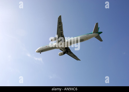 Avions commerciaux entrée en terre à l'aéroport d'Heathrow Banque D'Images