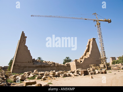 Temple de Karnak Louxor Égypte restauration de pylône au sud-ouest du Lac Sacré Banque D'Images