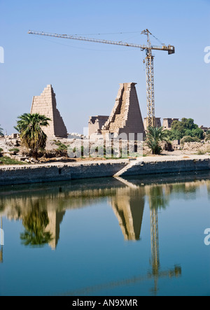 Temple de Karnak Louxor Égypte restauration de pylône au sud-ouest du Lac Sacré Banque D'Images