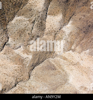 Vue aérienne du désert californien torride avec reliefs rocheux Banque D'Images