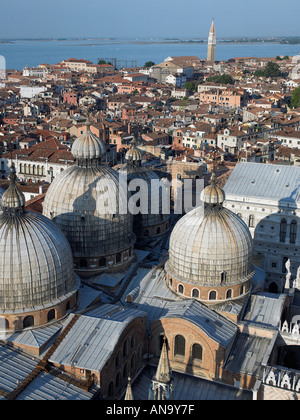 Vue sur les dômes de la basilique byzantine de San Marco à la place St Marc à Venise, Italie Banque D'Images