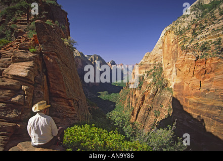 Randonneur à Angels Landing, Zion Canyon ci-dessous, Zion National Park, Utah, USA Banque D'Images