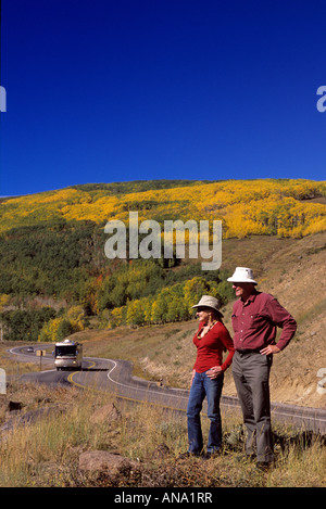 Couple à l'automne le long de la route dans la région de Fish Lake Montagnes Utah USA. Banque D'Images