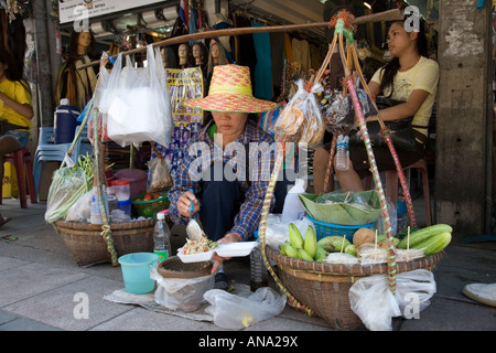 Femme vendeur de rue, la vente de salade, riz et bananes, sur la Khao San road, à Bangkok, Thaïlande Banque D'Images