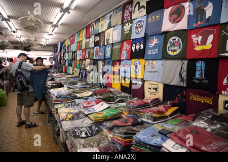 Boutique vendant des tee-shirts et autres vêtements aux touristes sur la route Khao San à Bangkok, en Thaïlande Banque D'Images