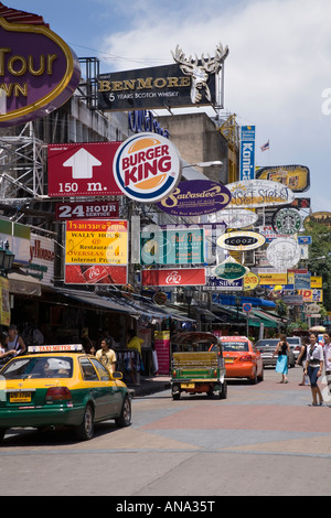 Panneaux de rue et tuk tuk sur la route Khao San à Bangkok, Thaïlande. Banque D'Images