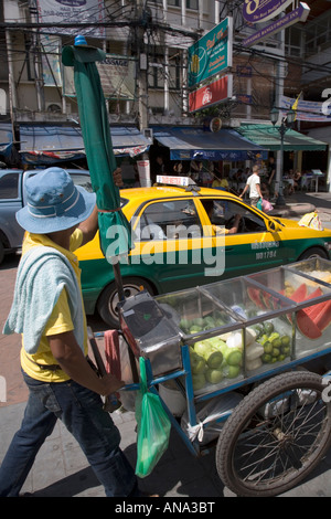 Vendeur de rue Mobile vente de salade et melon d'eau, sur la Khao San road, à Bangkok, Thaïlande Banque D'Images