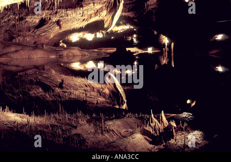 Stalactites reflètent dans le lac souterrain en France Banque D'Images