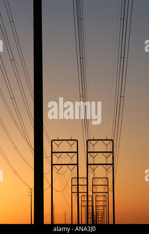 Électriques à haute tension modernes tours dans le sud de la Californie au coucher du soleil Banque D'Images