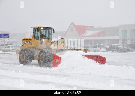 Déneigement des rues et des routes de compensation occupé pendant la saison d'hiver dans la banlieue de Détroit, Michigan Banque D'Images