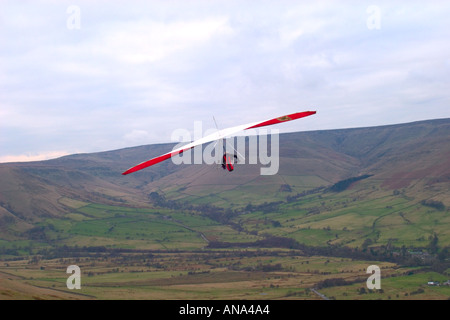 Planeur suspendu rouge et blanc qui survolte les collines à l'intérieur Le Derbyshire Peak District dans le nord-ouest de l'angleterre Banque D'Images