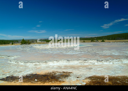 Grande Fontaine avec geyser Geyser dôme blanc en arrière-plan sur le lac Firehole Drive dans le Parc National de Yellowstone au Wyoming USA Banque D'Images