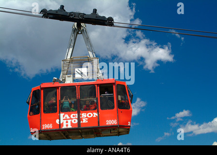 Voiture Tramway Aérien rouge sur le câble suspendu au-dessus de Jackson Hole Teton Village, près de Grand Teton National Park Wyoming USA Banque D'Images