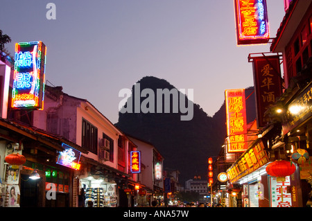 Chine Guangxi Yangshuo West street illuminée au crépuscule avec crête calcaire typique Banque D'Images