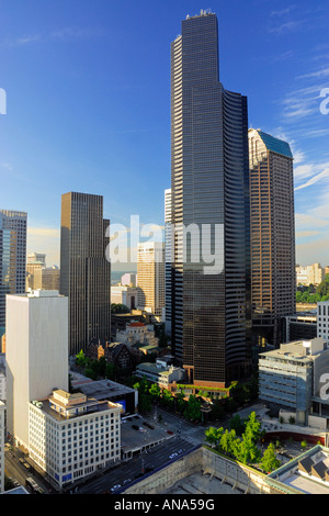 Vue du haut de la Smith Tower sur le quartier des affaires avec le Columbia Center dans le centre de Seattle, Washington, USA Banque D'Images