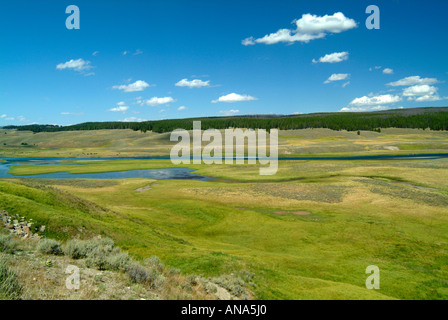 La Yellowstone River serpente à travers la Hayden Valley dans le Parc National de Yellowstone au Wyoming USA Banque D'Images