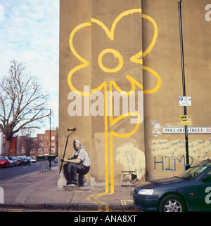 Banksy ligne jaune peinture de fleur et peintre tenant un rouleau sur un mur Pollard Street de Bethnal Green, Londres est KATHY DEWITT Banque D'Images