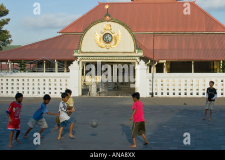 Les enfants jouent au football en face de la Grande Mosquée, près du Palais Yogyakarta Indonésie Java Banque D'Images