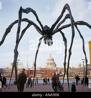 Artiste féminine française Louise Bourgeois à l'extérieur de la sculpture Maman araignée Tate Modern Art Gallery de Londres 2007 UK KATHY DEWITT Banque D'Images