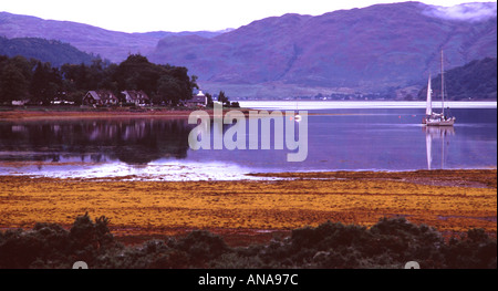 Près de Loch Duich Shiel Bridge impressionnant paysage paisible des Highlands écossais avec un seul bateau amarré sur le lac Banque D'Images