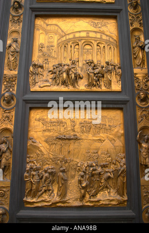 Panneaux sur les portes du paradis portes au Battistero Florence Italie Banque D'Images