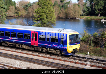 First Great Western class 165 diesel train passant Hinksey Lake, Oxford, Oxfordshire, England, UK Banque D'Images