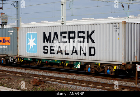 Maersk Sealand shipping container sur train à Rugby, Royaume-Uni Banque D'Images