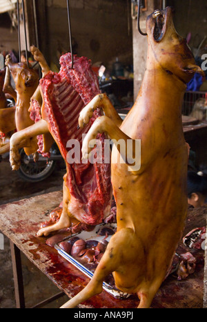 Chine Guangxi Yuangshuo marché alimentaire local pour la vente de viande de chien chiens cuite suspendu Banque D'Images