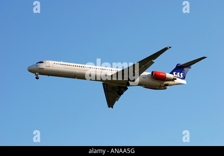 McDonnell Douglas MD 81 SAS approche de l'avion de l'Aéroport International de Birmingham, England, UK Banque D'Images