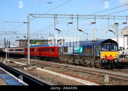 Classe 66 Services ferroviaire direct transport locomotive diesel wagons vides au rugby, England, UK Banque D'Images