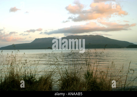 Lake Tarawera et le volcan Mt Tarawera Ile du Nord Nouvelle Zélande Banque D'Images