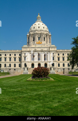 Le magnifique bâtiment du Capitole de l'état d'un dôme à St Paul Minnesota USA avec pelouses et jardins Banque D'Images