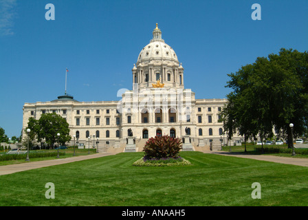 Le magnifique bâtiment du Capitole de l'état d'un dôme à St Paul Minnesota USA avec pelouses et jardins Banque D'Images