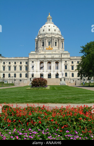 Le magnifique bâtiment du Capitole de l'état d'un dôme à St Paul Minnesota USA avec pelouses et jardins Banque D'Images