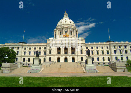 Le magnifique bâtiment du Capitole de l'état d'un dôme à St Paul Minnesota USA avec pelouses et jardins Banque D'Images