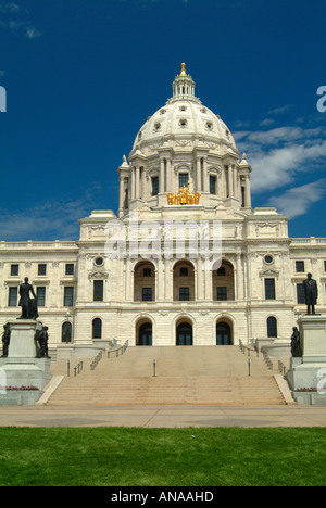 Le magnifique bâtiment du Capitole de l'état d'un dôme à St Paul Minnesota USA avec pelouses et jardins Banque D'Images