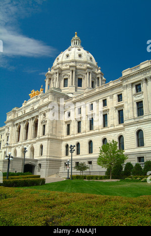 Le magnifique bâtiment du Capitole de l'état d'un dôme à St Paul Minnesota USA avec pelouses et jardins Banque D'Images