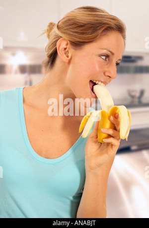 WOMAN EATING BANANA Banque D'Images