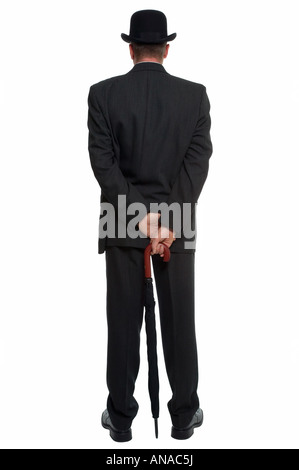 Vue arrière d'un homme habillé en costume pinstripe portant un chapeau melon et portant un parapluie Banque D'Images