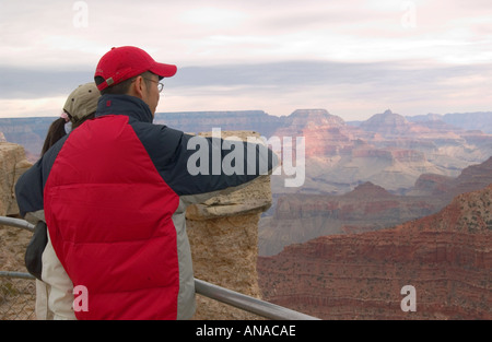 Vues Couple Grand Canyon South Rim Arizona USA Banque D'Images